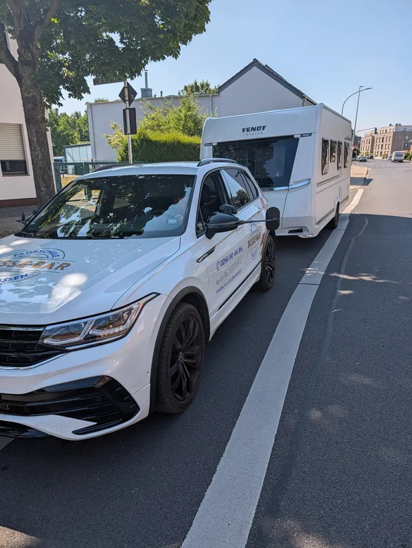 Fahrschulauto der Fahrschule Busse-Bär mit Wohnwagen für die Ausbildung in B96 und BE