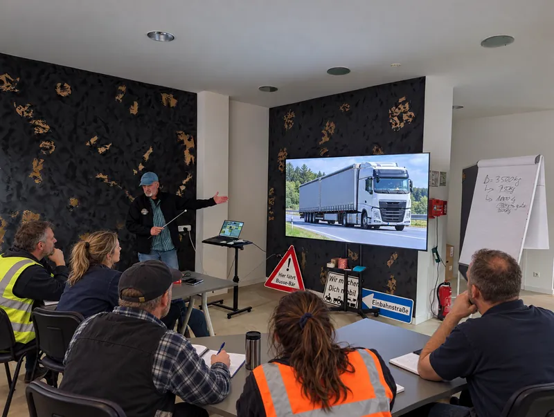 BKF-Weiterbildung in der Fahrschule Busse-Bär: Unterricht zum Lkw, Teilnehmende teils in Warnwesten