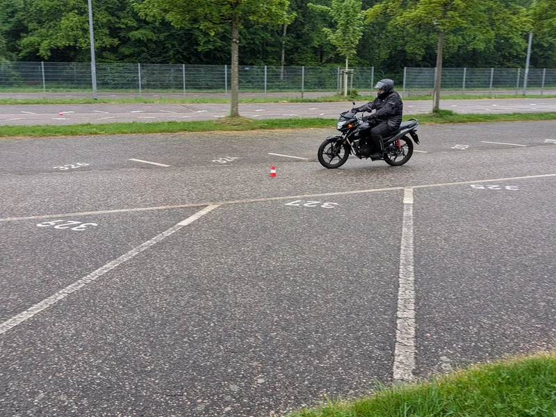 Fahrschüler übt auf dem Motorrad die Grundfahraufgaben auf einem Übungsplatz